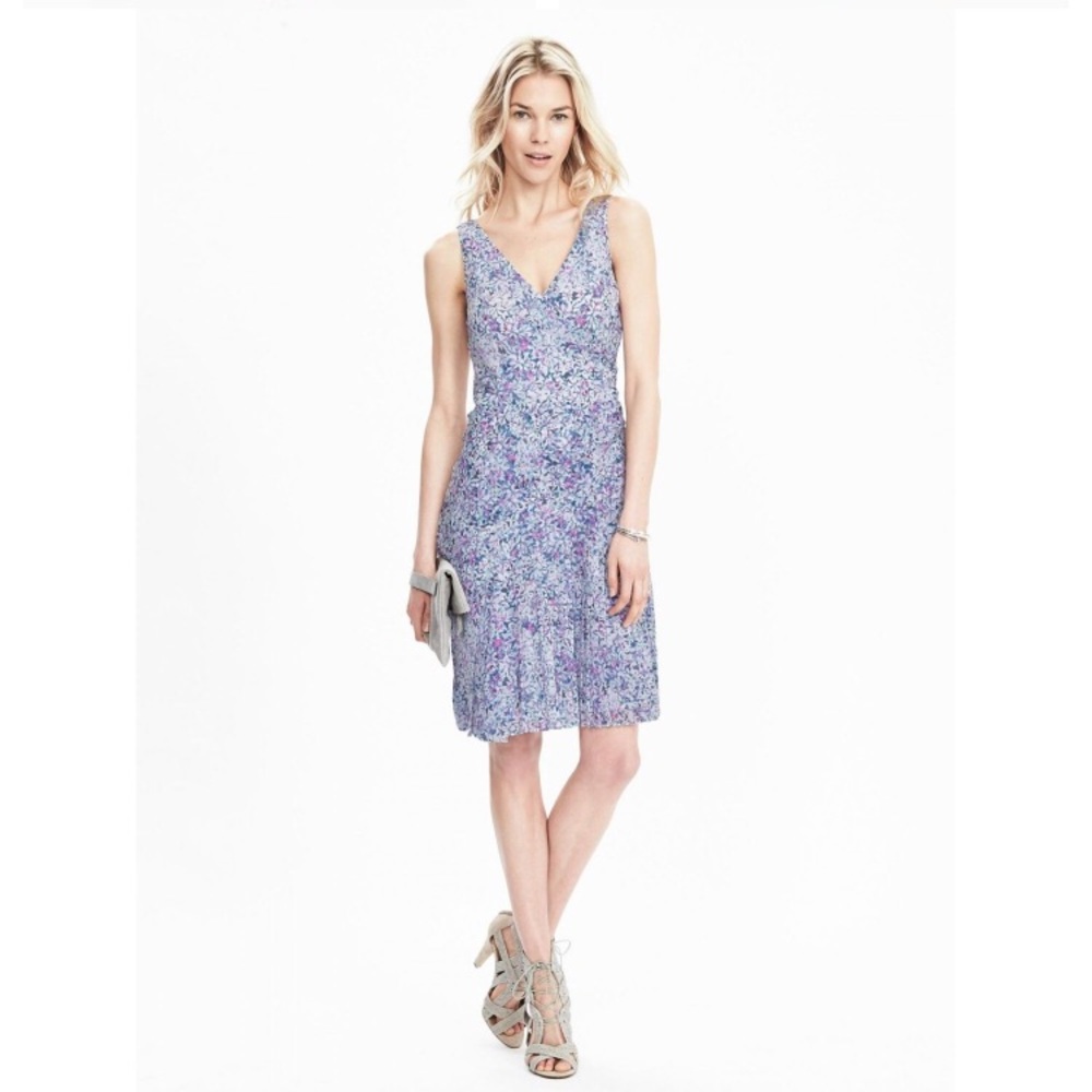 Banana Republic v-neck floral dress, Size 4 NWT